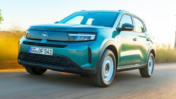 Единственото общо нещо е името. Говорим за офроуд версията на  Opel Frontera, стартирала миналия век, и електрифицирания компактен SUV, представен на пазара в началото на 2025 година. Последният има две налични нива на оборудване - Edition и Gs , като последното може да побере трети ред седалки. Багажникът е с товарен капацитет между 460 и 1594 литра. 

Хибридният вариант с 48-волтова технология се предлага с 1,2-литров трицилиндров турбо бензинов двигател. Той има комбинирана максимална мощност от  110  или 145 к.с. И в двата случая е допълнен от e-Dct 6 автоматична трансмисия с двоен съединител. Като изключим почти сходните стойности, посочени за разход на гориво (5,4 л/ 100 км), двете предложения се открояват с две секунди разлика (9 срещу 11 на по-мощната версия) в спринта от 0 до 100 км/ч. Както и при максималната скорост (180 срещу 194 км/ ч).

От технологична гледна точка дигиталният Pure Panel на германския производител се откроява с два 10-инчови екрана съответно за информационния дисплей за водача и инфотейнмънта.

Гамата се допълва от напълно електрическата версия със 113 коня с 44 kWh батерия и декларирана максимална автономност от 305 километра.